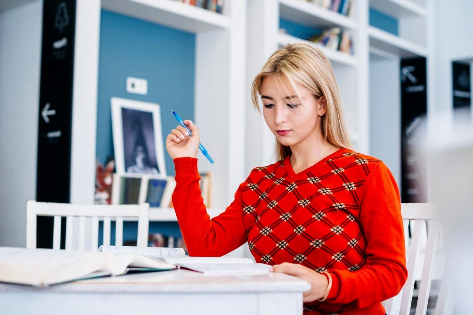 Sessione pratica di sviluppo intuitivo con tecniche di meditazione e consapevolezza corporea